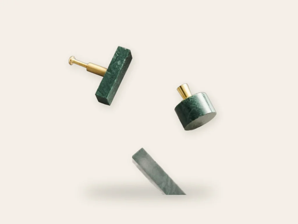Bouton en marbre vert et laiton