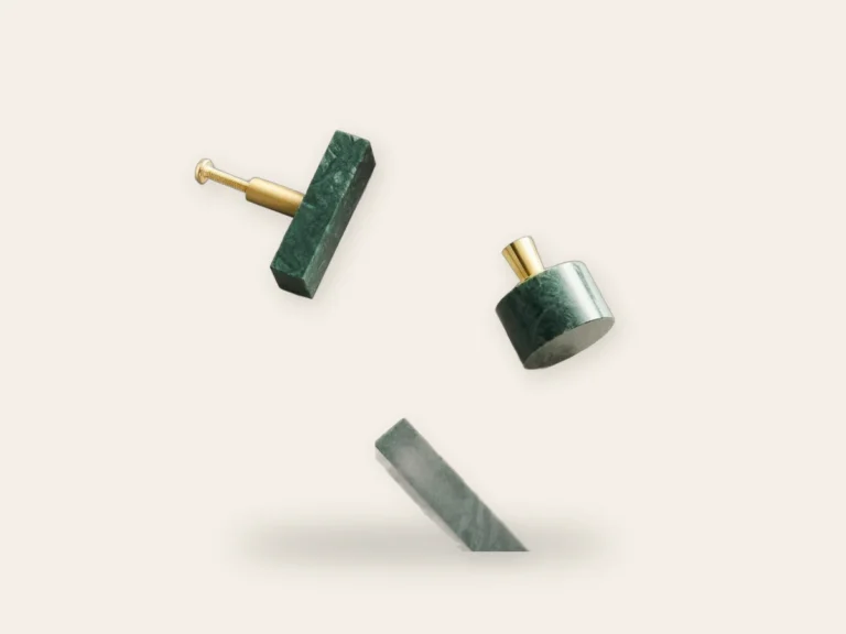 Bouton en marbre vert et laiton