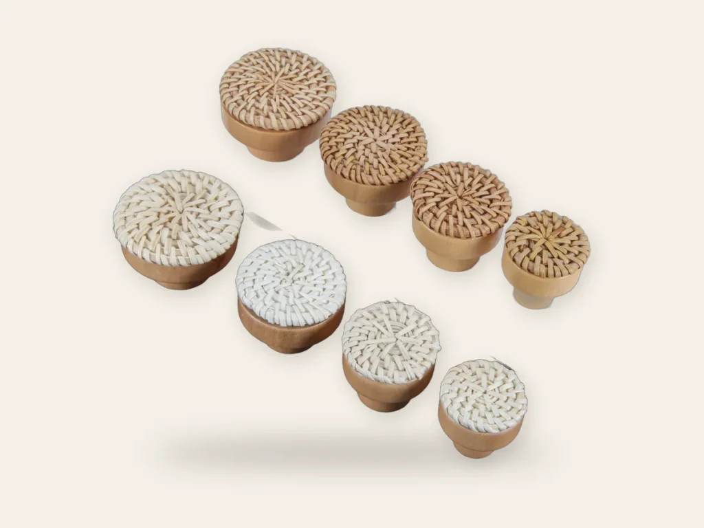 Bouton en bois et rotin tressé