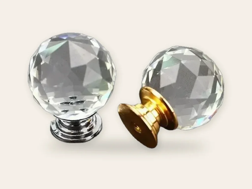 Bouton boule en verre taillé, embase argent ou dorée